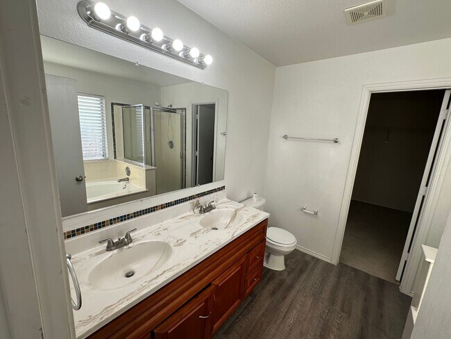 Building Photo - Beautiful Home in Stone Oak!