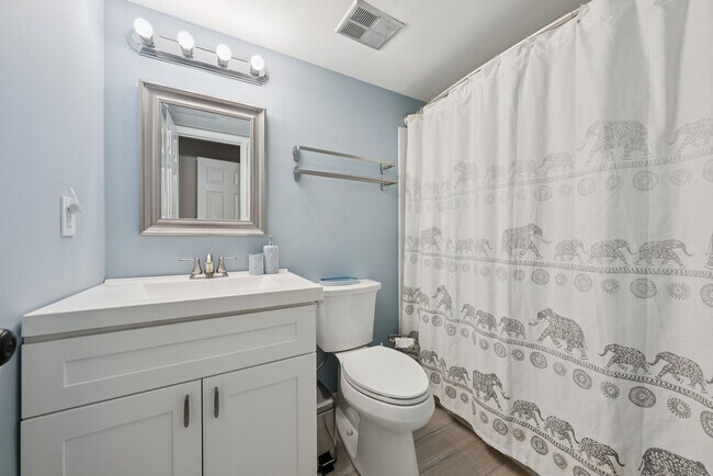 Building Photo - Welcome home to this beautifully updated end-unit townhome in the heart of Kingstowne — one of No...