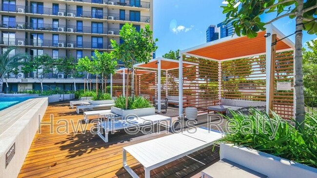 Building Photo - 987 Queen St