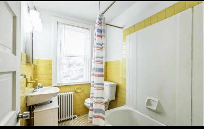 Building Photo - 712 W 28th St