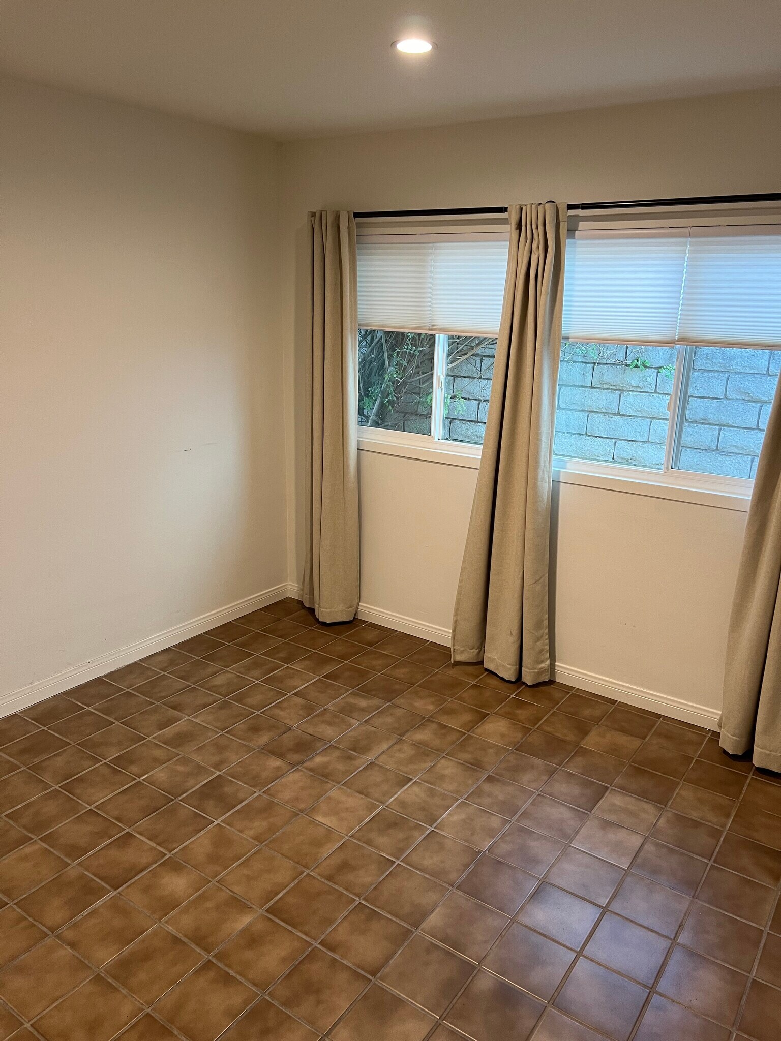 Building Photo - 210 S Helberta Ave