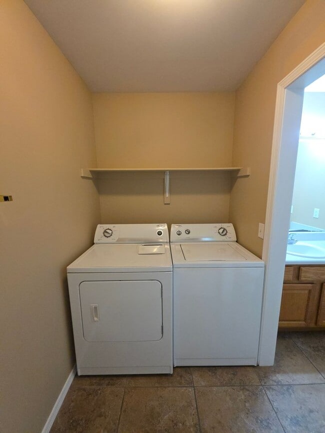 Building Photo - 401 E 11th St