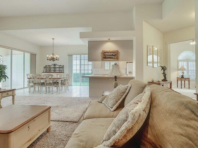 Building Photo - 8533 SE Palm Hammock Ln