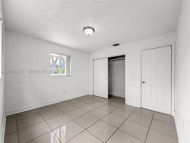 Building Photo - 9103 SW 38th St
