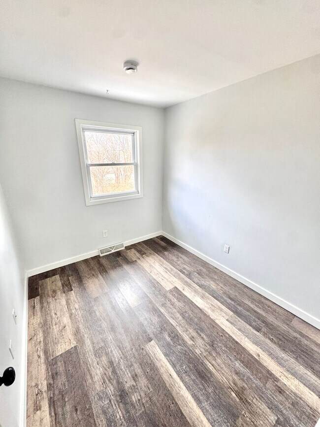 Building Photo - COMPLETELY REMODELED THREE BEDROOM Twin