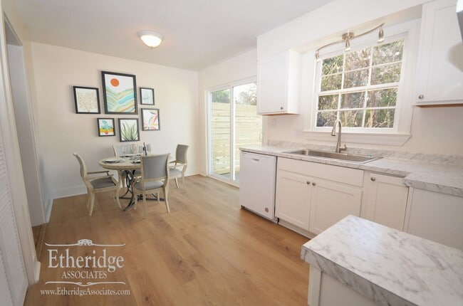 Building Photo - 2 Bed 1.5 Bath Townhome Apartment - Sun Valley