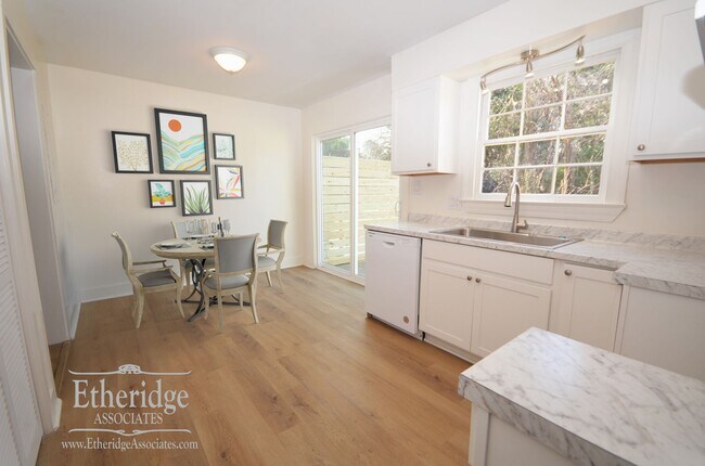 Building Photo - 2 Bed 1.5 Bath Townhome Apartment