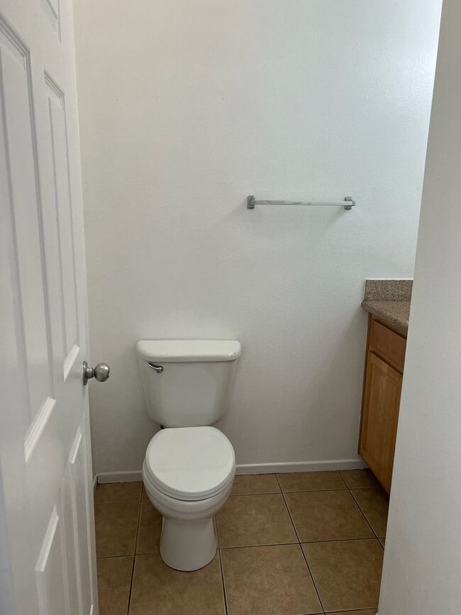 Building Photo - Luxurious 3 bedroom, 2.5 bath townhome, AC...