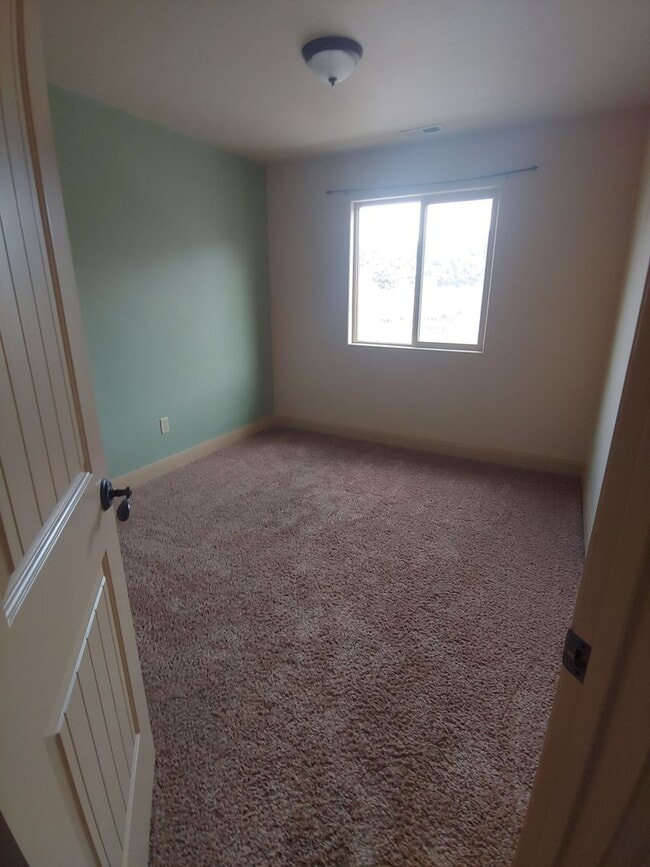 Building Photo - Pet friendly home