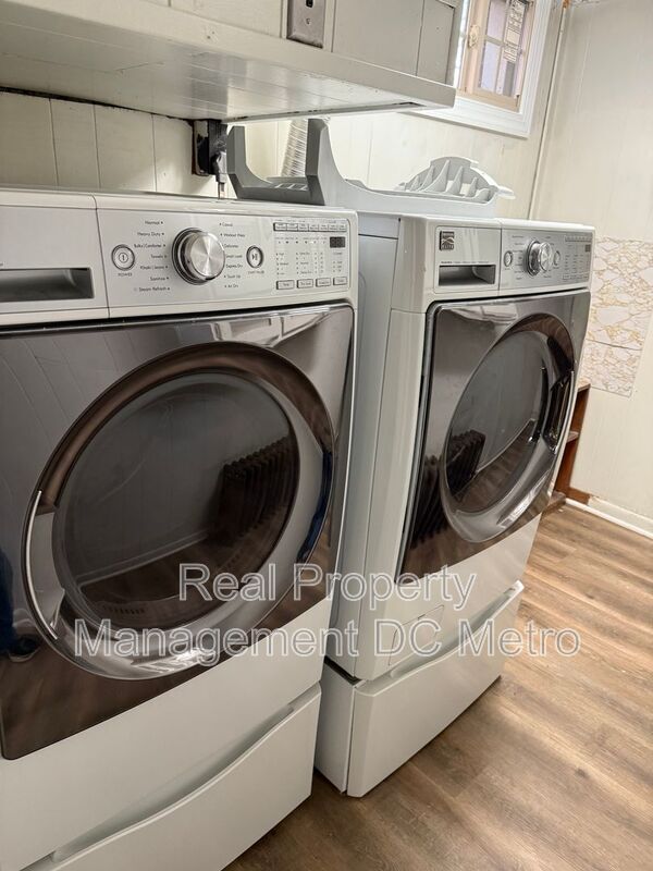 Building Photo - 4433 South Dakota Ave NE