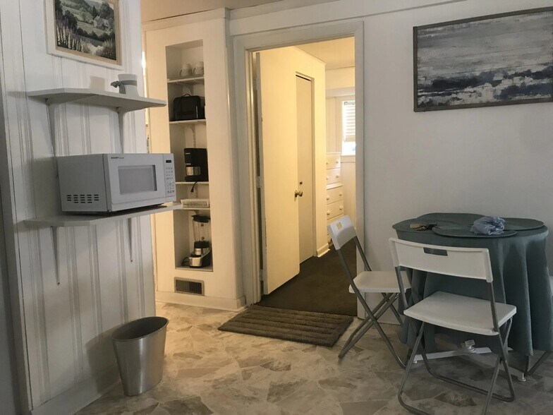 Building Photo - 4425 N Kenton Ave