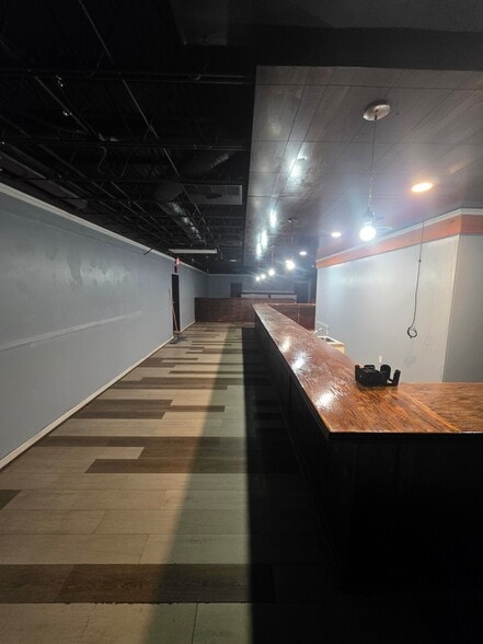 Building Photo - 2120 S Memorial Dr