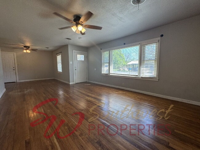 Building Photo - Large 3 bedroom 1 bath close to everything!