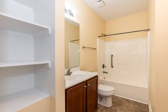 Building Photo - Nice 1 bed/1 bath duplex minutes from downtown Raleigh