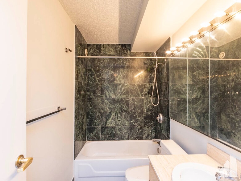 Building Photo - 195 N Harbor Dr