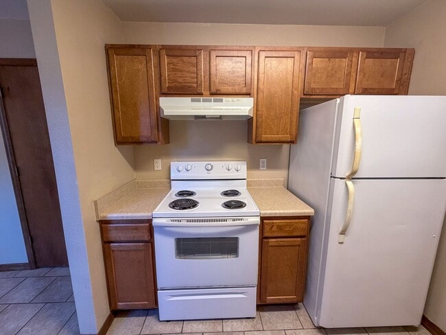 Building Photo - Well maintained 2 bedroom 1 bath duplex ~ lawn care, pest control & trash included!