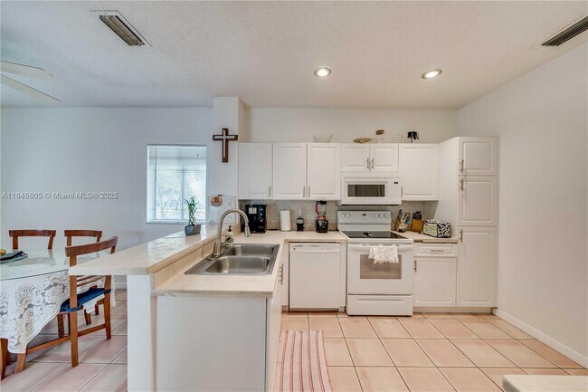 Building Photo - 16332 Malibu Dr