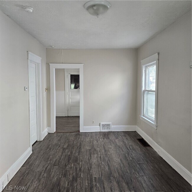 Building Photo - 10401 Bernard Ave