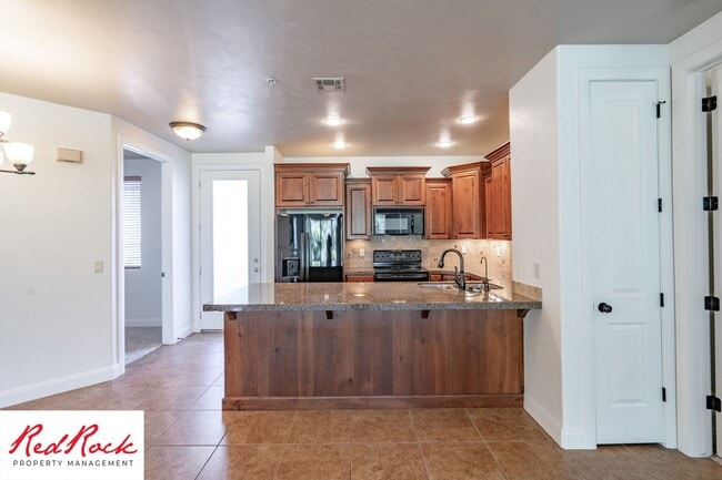 Building Photo - Remarkable 3 Bedroom Condo Next to Sunbroo...