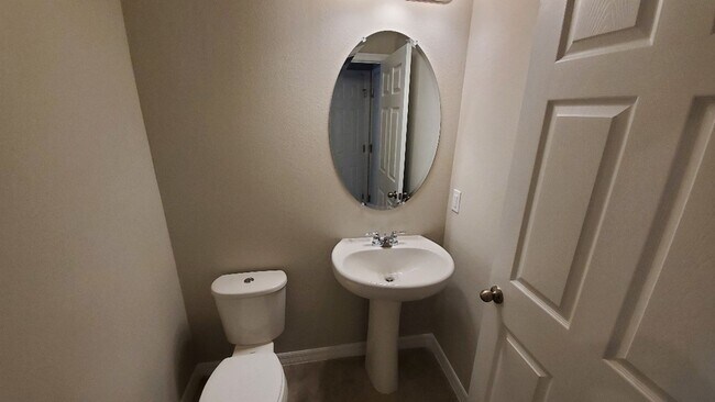Building Photo - Lovely 4 bedroom townhome in Venetian Bay