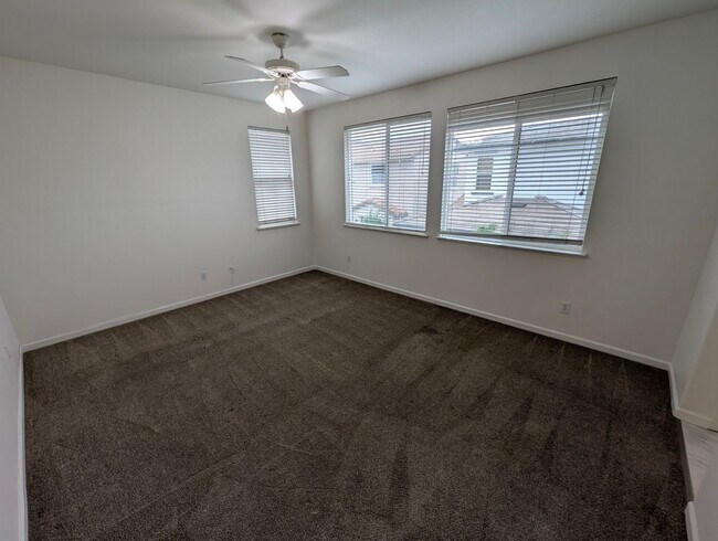 Building Photo - Well-Appointed Fairfield 4/2.5 Home with Excellent Location + Price