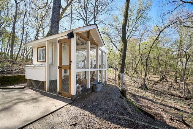 Building Photo - 1832 Essex Rd