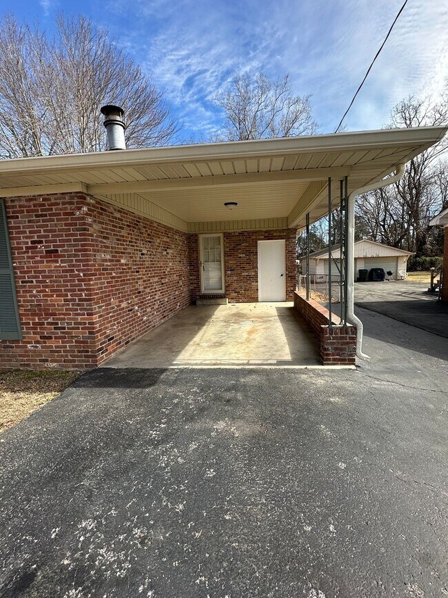 Building Photo - 3304 Southgate Dr