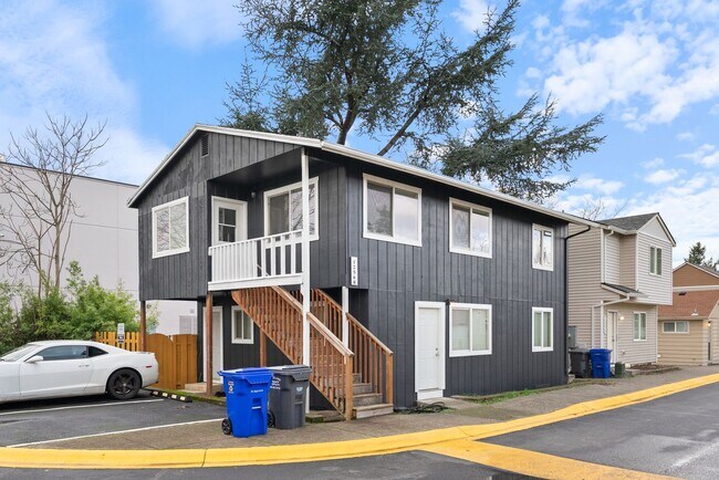 Building Photo - Newly Renovated 2 bedroom apartment - Available Now!