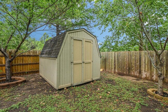 Building Photo - 501 Maple Run Dr