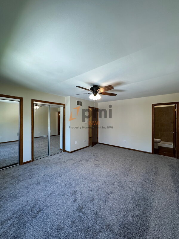 Building Photo - 334 Little John Dr