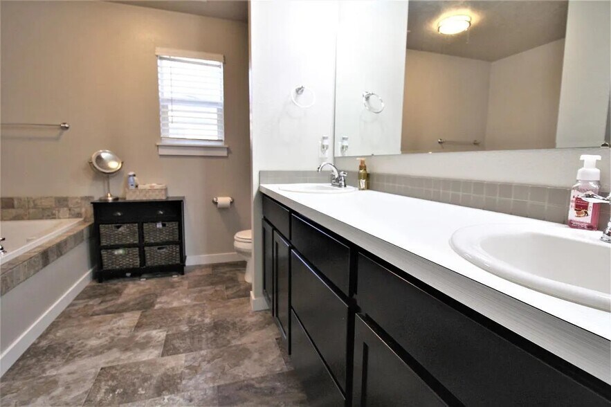 Building Photo - 119 S Baraya Way