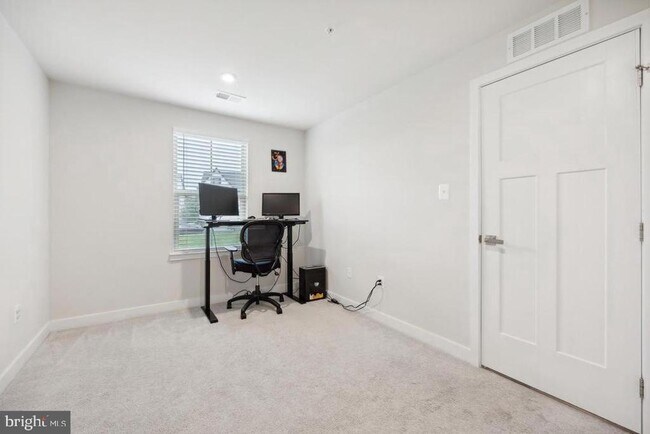 Building Photo - 6070 Fallfish Ct