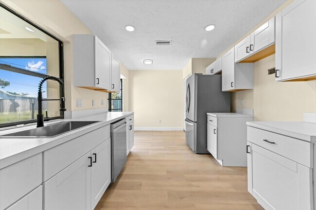 Building Photo - 571 SE Anchor Ln