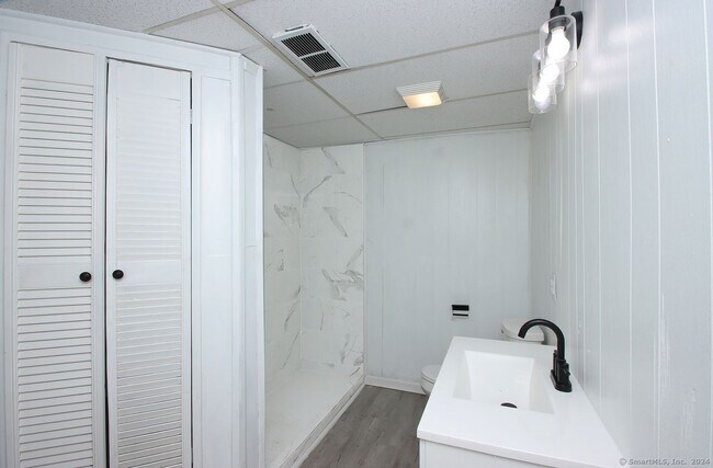 Building Photo - 2 Lakeview Ave