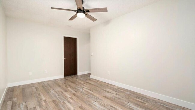 Building Photo - 1209 W Plum St