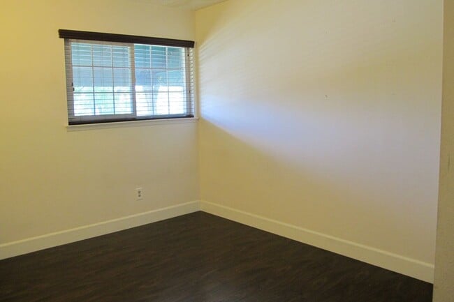 Building Photo - 490 Glenhill Dr