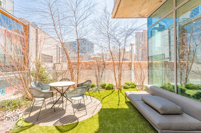 Building Photo - 436 Albee Square W