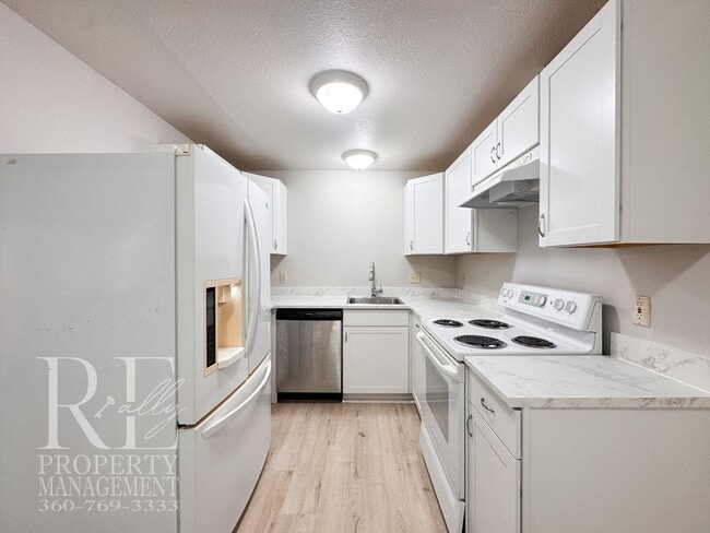 Building Photo - Refreshed 3-Bed Hefner Home with Private Lawn & Covered Parking