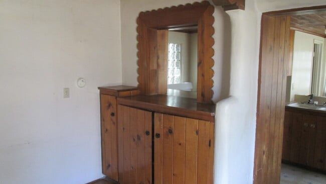 Building Photo - NE 2 Bedroom 1 1/2 Bath