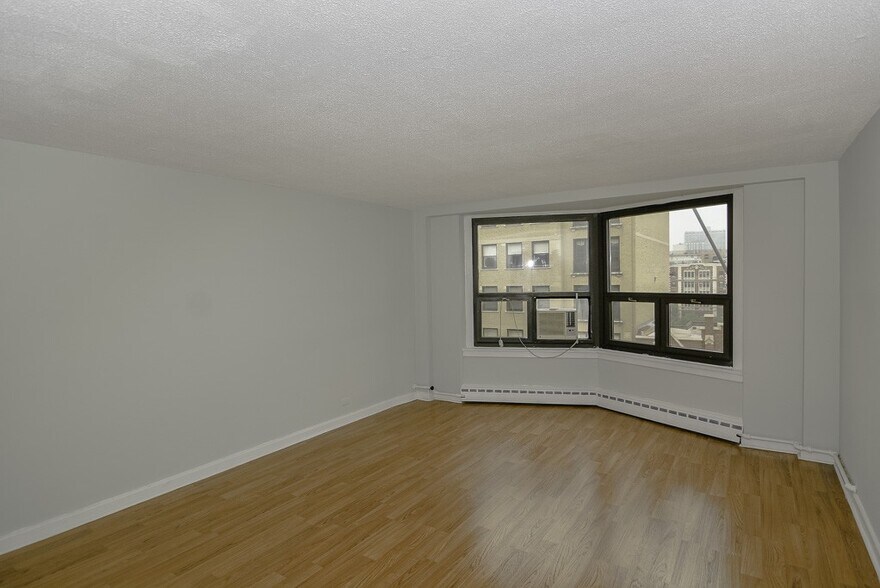 Building Photo - 450 W Wellington Ave