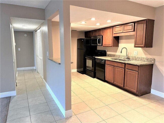 Building Photo - 5325 Vineland Rd