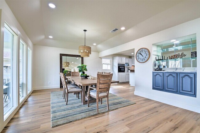 Building Photo - Gorgeous Cove on Main Body Water