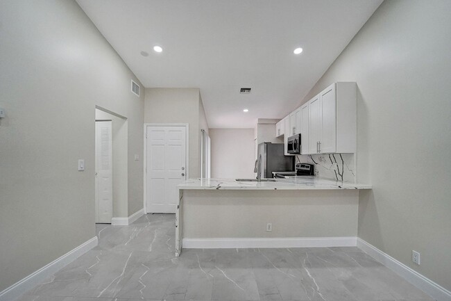 Building Photo - Beautifully Renovated 3BR/2BA Townhome in ...