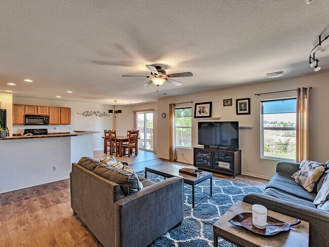 Building Photo - Spacious 3 Bedroom 2 1/2 Bath in Castle Rock!