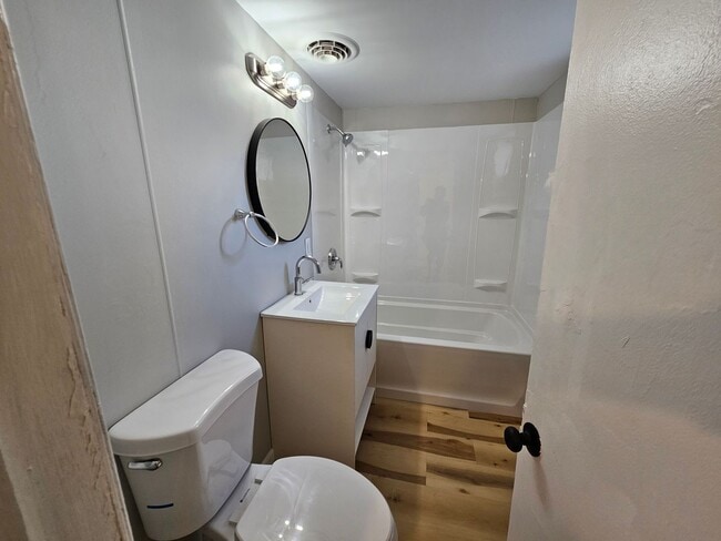 Building Photo - Newly updated 2 bedroom 1 bath apartment f...