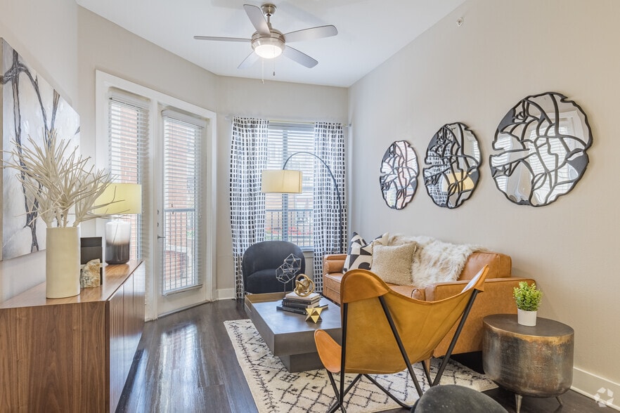 1BR, 1BA - 679SF - Living Room - 2929 Wycliff