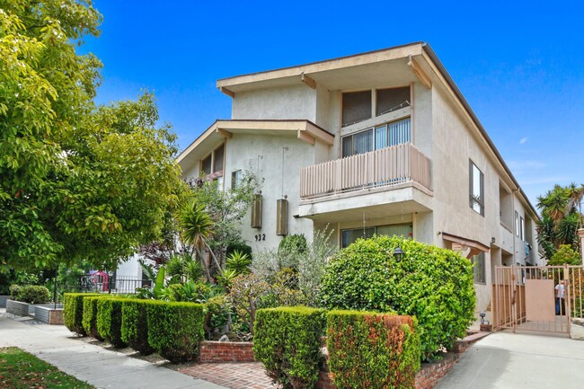 Building Photo - 932 10th St in Santa Monica.  North of Wil...