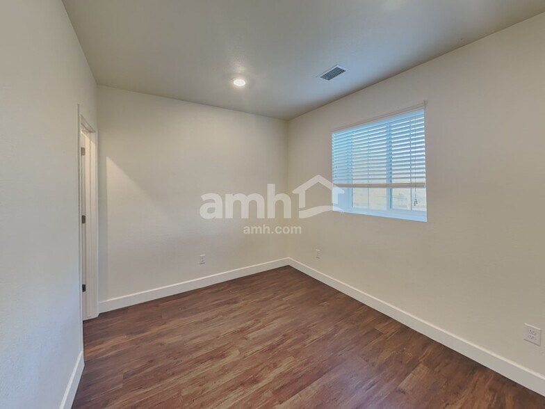 Building Photo - 14891 W 82nd Ave