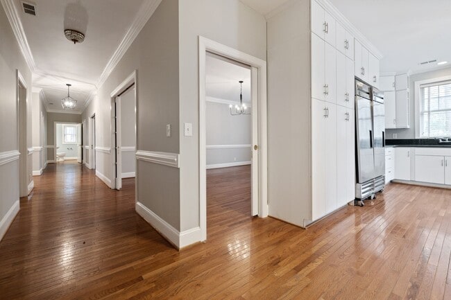Building Photo - Fantastic one level ranch close to Carrboro