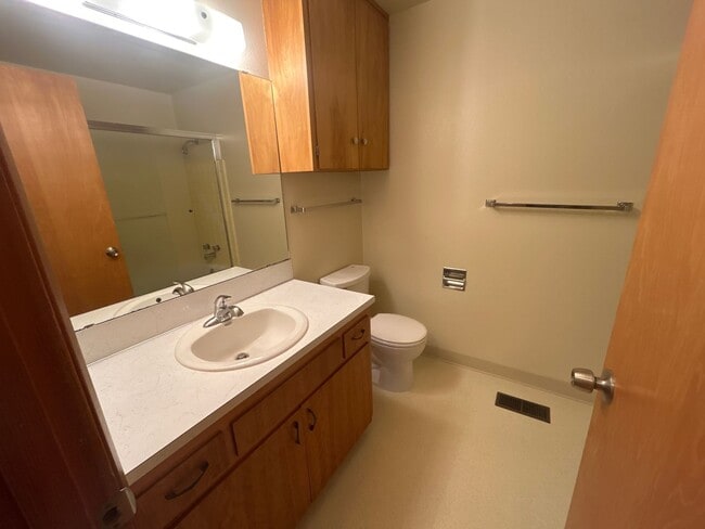 Building Photo - Beautiful 3 Bedroom 1 1/2 Bath with Huge Fenced Backyard! Tour Today!